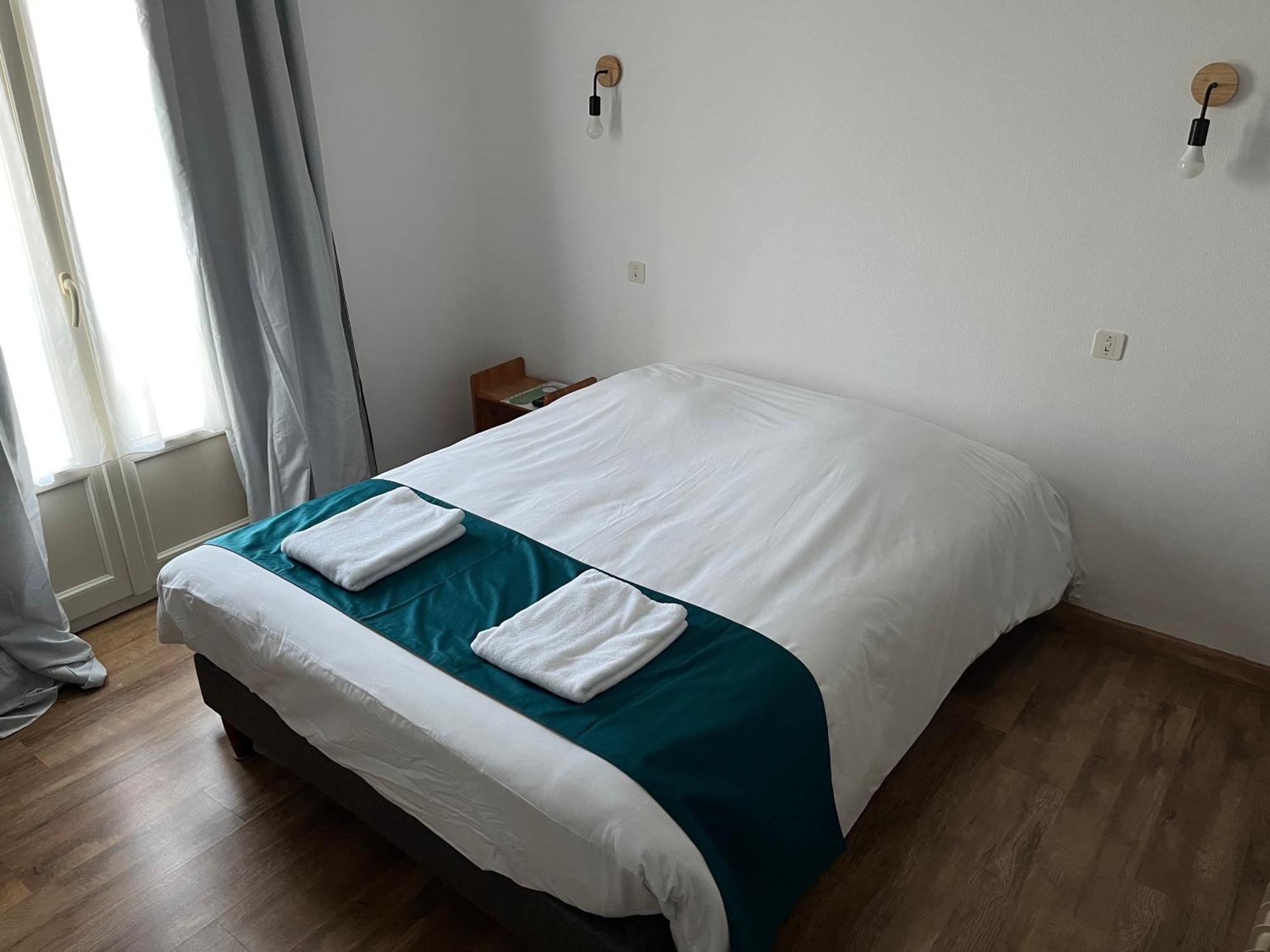 Hotel Le Lyon Vert Commentry Exterior foto